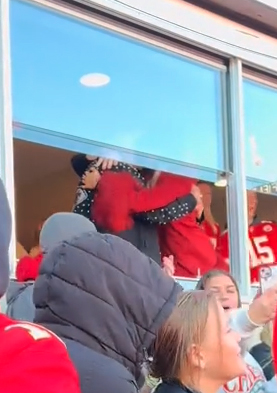 Taylor Swift shares group hug with mom Andrea and Donna Kelce after Chiefs’ big win against Texans