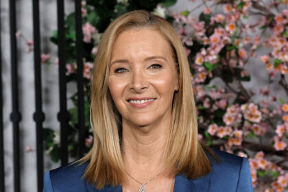 Lisa Kudrow Surprises Fans at the ‘Friends’ Couch on WB Lot, Tells ‘No Good Deed’ Co-Star Ray Romano ‘Go Sit on Your Own Show’s Couch’