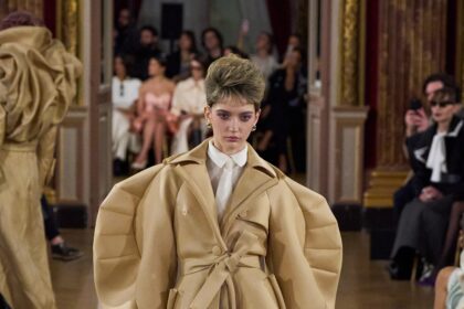 Viktor & Rolf Spring 2025 Couture