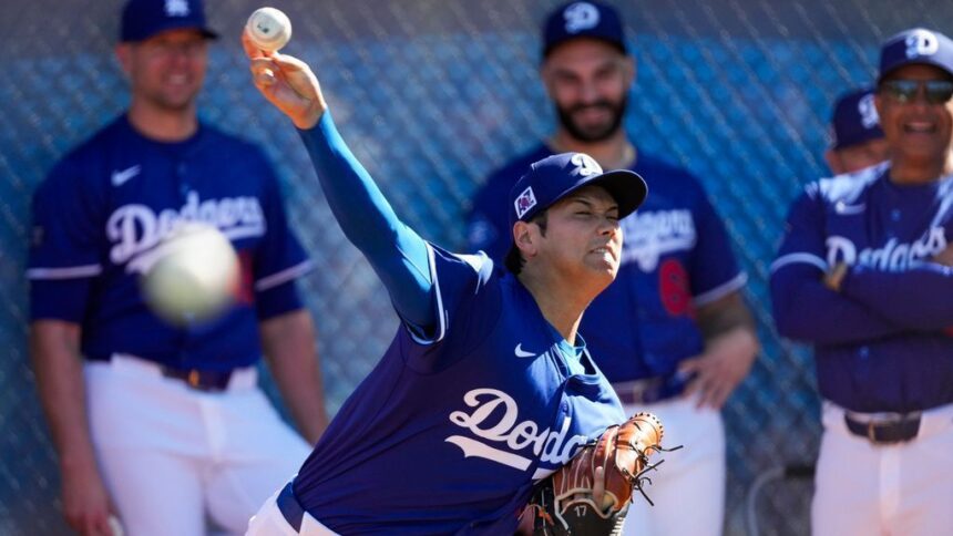 Dodgers’ Ohtani throws first bullpen of spring