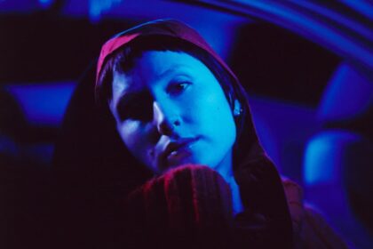 ザ・ラスト・ディナー・パーティーのリジー・メイランド、ソロEPより“Lighthouse”が公開
