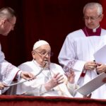 In brief Easter appearance at Vatican, Pope Francis urges Gaza ceasefire