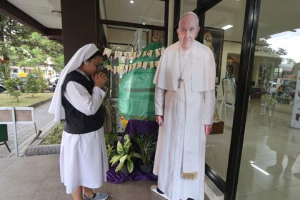 People around the world mourn the death of Pope Francis