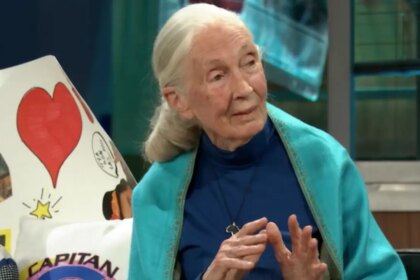 El desafío de Jane Goodall, famosa experta en chimpancés, a David Broncano en ‘La Revuelta’: “¿Debería enseñarte?”