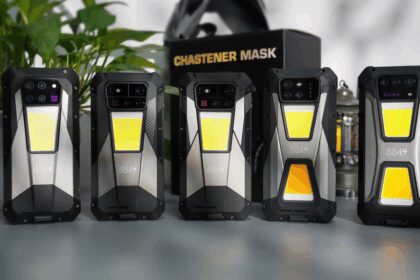 A 100-lumens DVD-class DLP projector, a 64-megapixel night camera and… a camping light: that’s not what I have in my bag, but what this smartphone offers