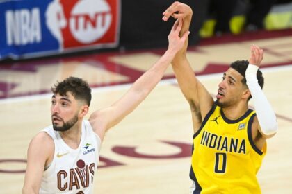 NBA playoff futures: Warriors odds dip following Curry injury news