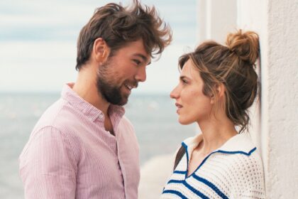 Crítica de ‘También esto pasará’: “La película se cierra con una escena tan redonda que no queda más remedio que abrazarla”