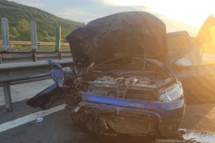 TRAGEDIE pe A1, în Sibiu! O femeie de 48 de ani a murit, după ce a intrat cu mașina într-un TIR staționat