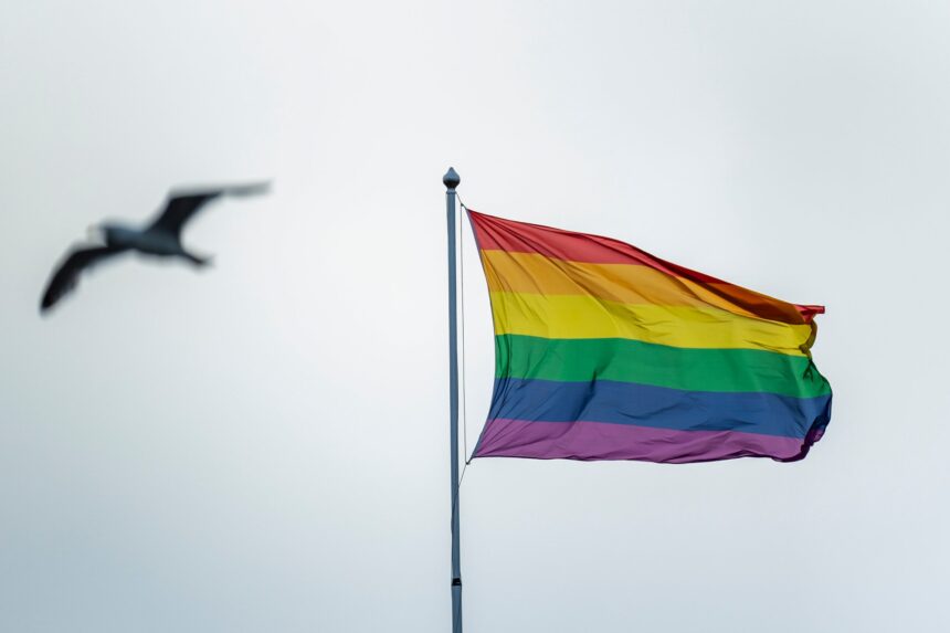 Regnbueflagg revet ned før prideparade i Volda