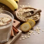 Smoothie-ul ușor de preparat pentru micul dejun, care oferă energie toată ziua și regenerează mușchii