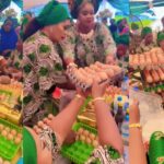 “Abeg how dey wan carry these one reach house” – Tongue w@gs as a party host distributes a crate of eggs as a souvenir (WATCH)