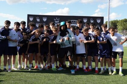Myke Towers se une a David Villa para transformar comunidades vulnerables