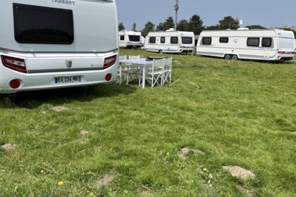 Ils découvrent 250 caravanes sur leur terrain agricole : des agriculteurs dénoncent l’installation illégale de gens du voyage