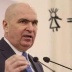 Ca să elimine risipa, Bolojan va amenda româncele care fac copii