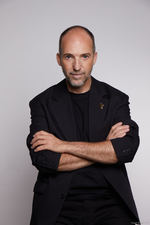 Roberto Siguero, maquillador de Lancôme: “Si tenemos canas, los colores fríos como los rosas y malvas en ojos y labios funcionan mejor que los naranjas o los melocotón”