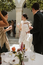 La novia vasca que se casó en Cádiz con una flor XL en el cuello