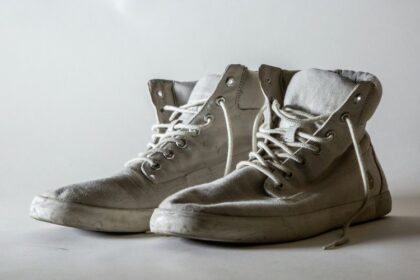 Il place un AirTag dans ses baskets avant de les donner à La Croix-Rouge et découvre qu’elles sont revendues sur un marché