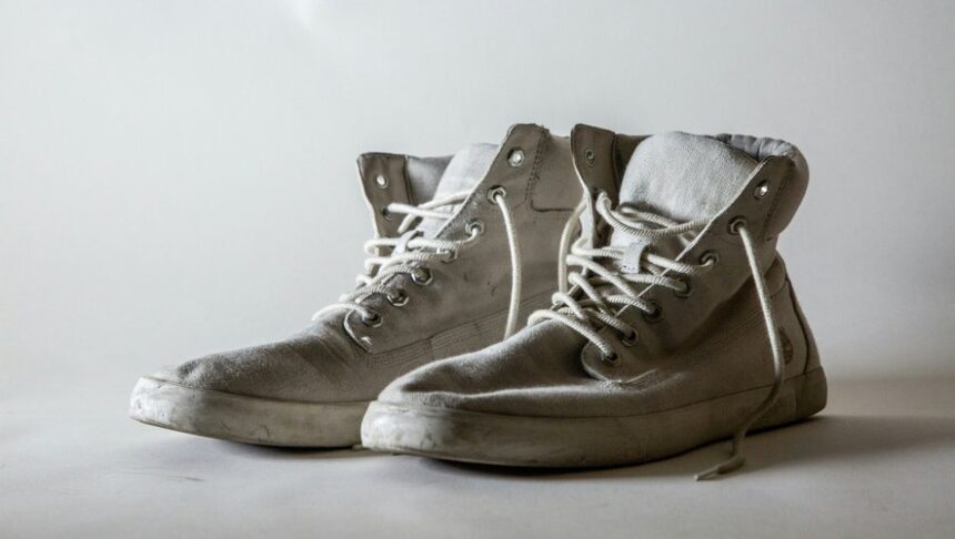 Il place un AirTag dans ses baskets avant de les donner à La Croix-Rouge et découvre qu’elles sont revendues sur un marché