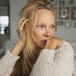 Pamela Anderson: “Tengo buen pelo gracias a la genética pero estos  productos  que uso a diario, ayudan mucho”