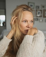 Pamela Anderson: “Tengo buen pelo gracias a la genética pero estos  productos  que uso a diario, ayudan mucho”