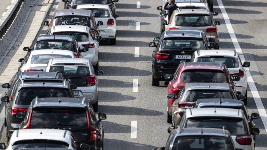 Ferienreisende brauchen viel Geduld: 11 Kilometer Stau vor dem Gotthard
