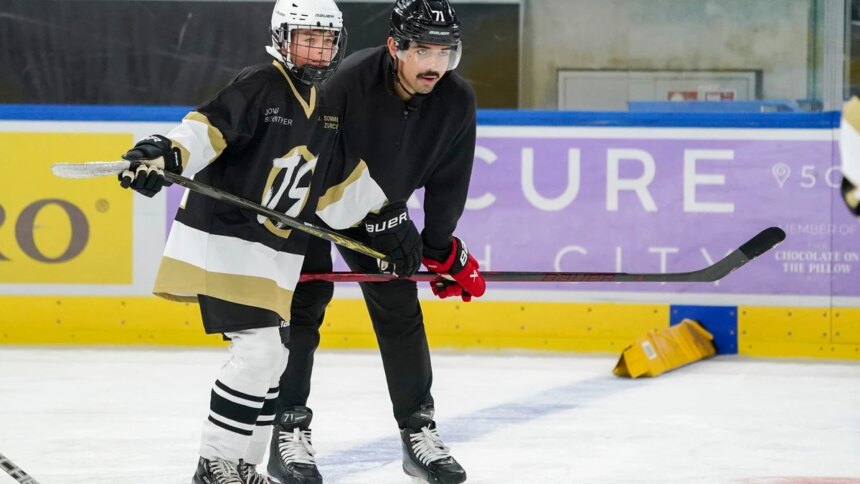 NHL-Star Jonas Siegenthaler erfüllt Kinderträume – in der Schweiz und Thailand
