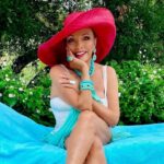 Joan Collins luce palmito en bañador a sus 92 años: pluscuamperfecta a pie de piscina, envuelta en joyones y sin complejos