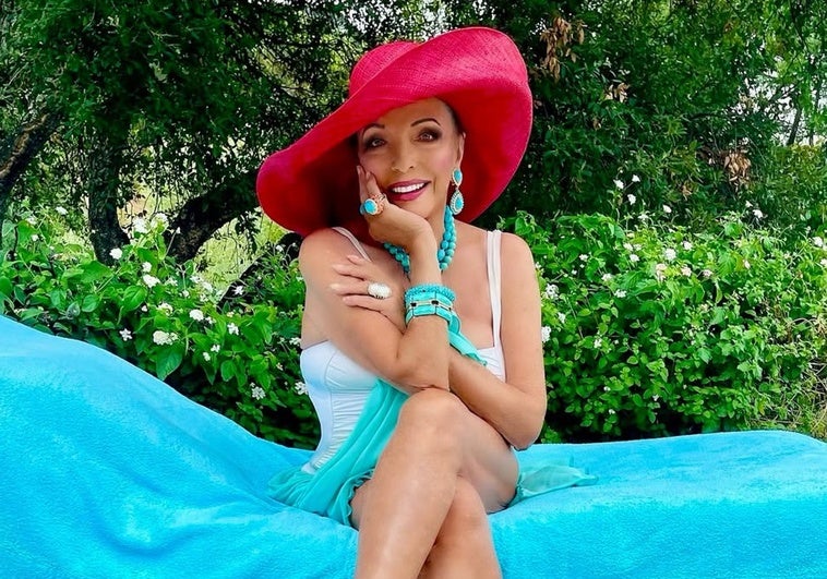Joan Collins luce palmito en bañador a sus 92 años: pluscuamperfecta a pie de piscina, envuelta en joyones y sin complejos