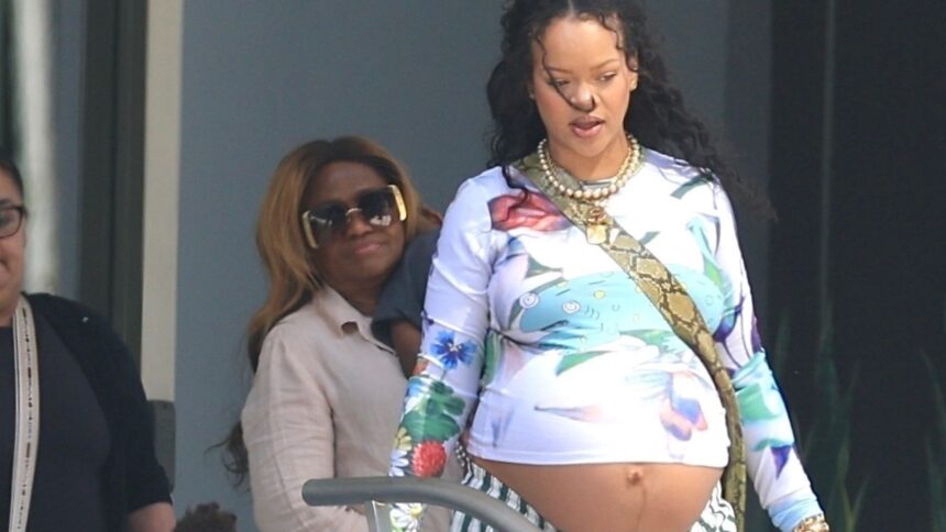 Hochschwangere Rihanna spaziert mit ihren Söhnen durch L.A.